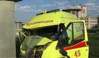 В Казани «скорая помощь» попала в ДТП: фельдшеры в реанимации