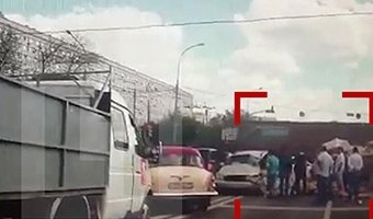 В Москве раненого в ДТП водителя обокрали очевидцы