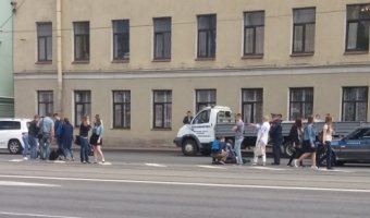 В Петербурге мотоциклист сбил девушку