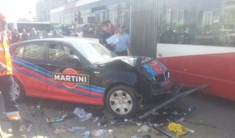 В Петербурге BMW врезался в трамвайную остановку, сбив двух человек