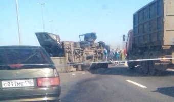 На Софийской в Петербурге перевернулся грузовик