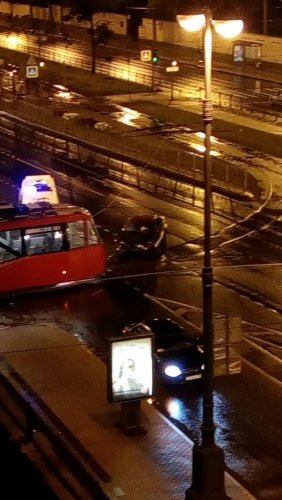 В Петербурге столкнулись трамвай и BMW (2).jpg