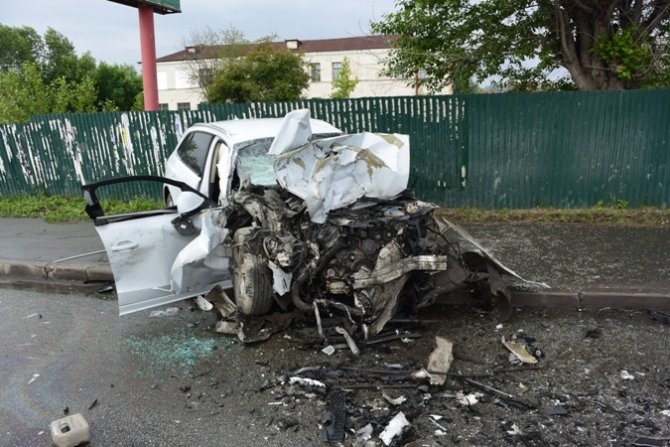 В Екатеринбурге при столкновении Audi и маршрутки пострадали четыре человека (1).jpg