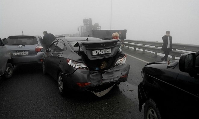Во Владивостоке из-за тумана на трассе столкнулись более 40 машин (6).jpg