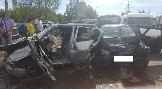 В Ижевске пьяный водитель устроил массовое ДТП с пострадавшими (2).jpg