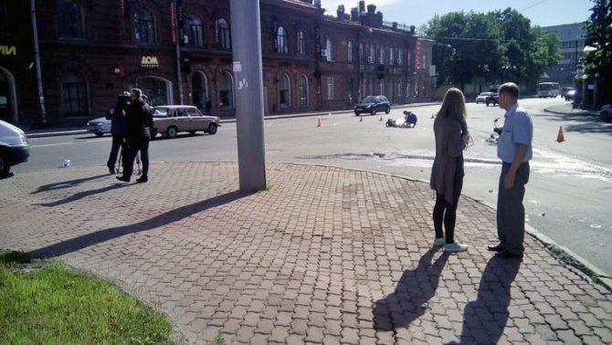 В Петербурге погиб мотоциклист, врезавшись в экскурсионный автобус (8).jpg