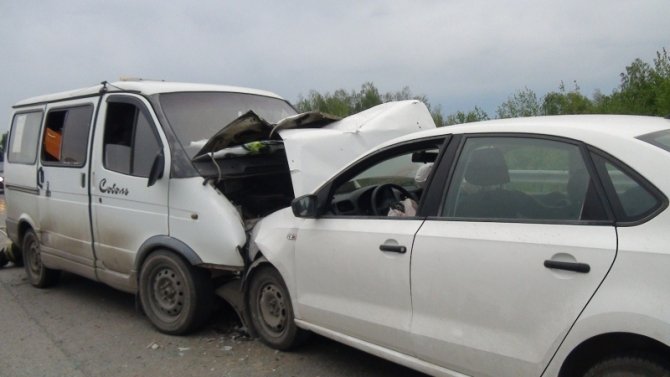 В Екатеринбурге водитель с двумя детьми в салоне уснул и врезался в «Газель» (7).jpg