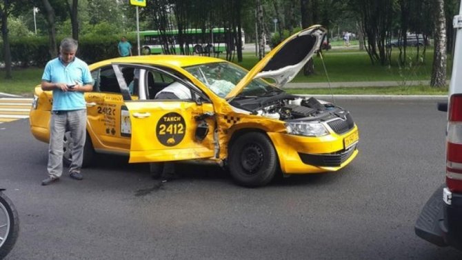 В ДТП с грузовиком и такси в Москве пострадал человек (4).jpg
