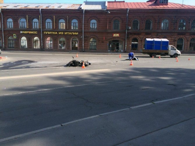 В Петербурге погиб мотоциклист, врезавшись в экскурсионный автобус (6).jpg