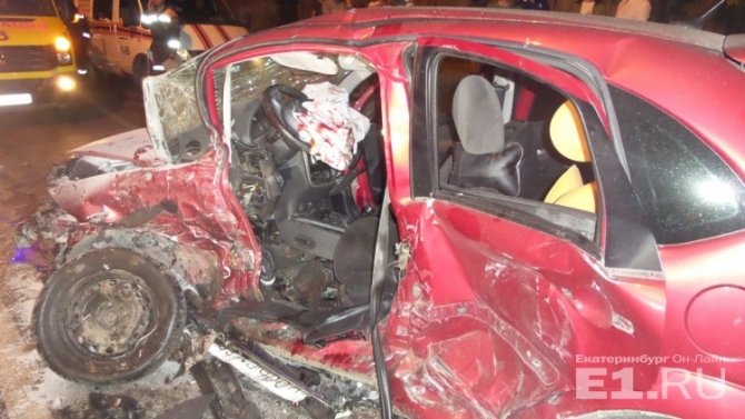 В Екатеринбурге при столкновении трех автомобилей погиб человек (2).jpg