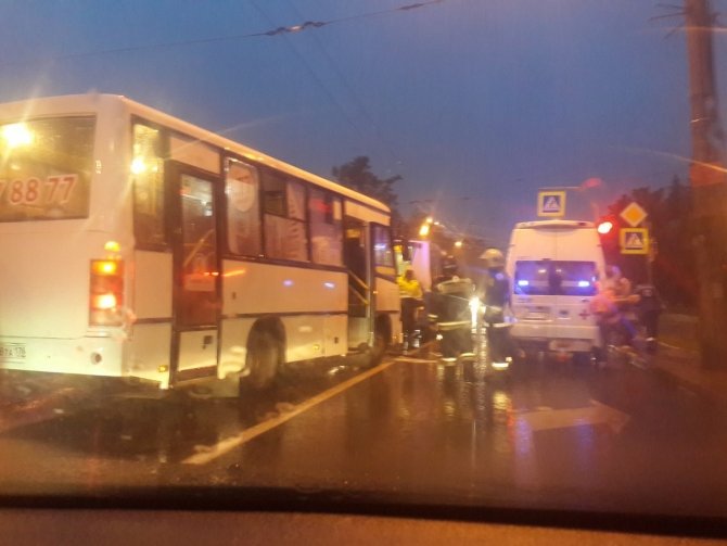 В Петербурге столкнулись троллейбус и маршрутка пострадали четыре человека (4).jpg