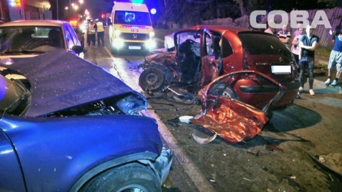 В Екатеринбурге при столкновении трех автомобилей погиб человек (3).jpg
