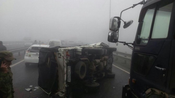 Во Владивостоке из-за тумана на трассе столкнулись более 40 машин (10).jpg