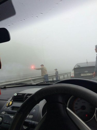 Во Владивостоке из-за тумана на трассе столкнулись более 40 машин (1).jpg
