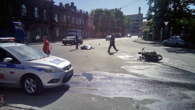 В Петербурге погиб мотоциклист, врезавшись в экскурсионный автобус (4).jpg