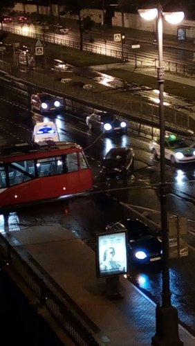 В Петербурге столкнулись трамвай и BMW (3).jpg