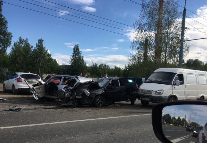 В Ижевске пьяный водитель устроил массовое ДТП с пострадавшими (1).jpg