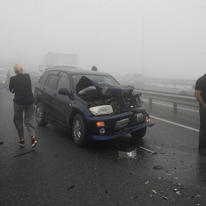 Во Владивостоке из-за тумана на трассе столкнулись более 40 машин (5).jpg