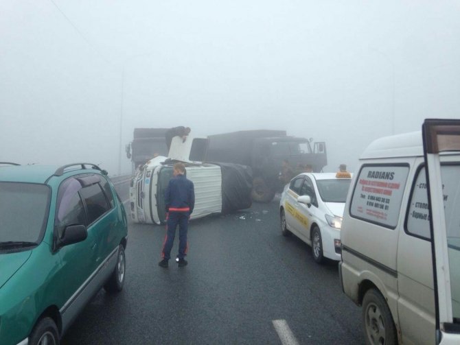 Во Владивостоке из-за тумана на трассе столкнулись более 40 машин (8).jpg