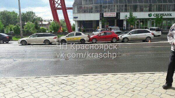 В Красноярске пьяный водитель устроил массовое ДТП (2).jpg