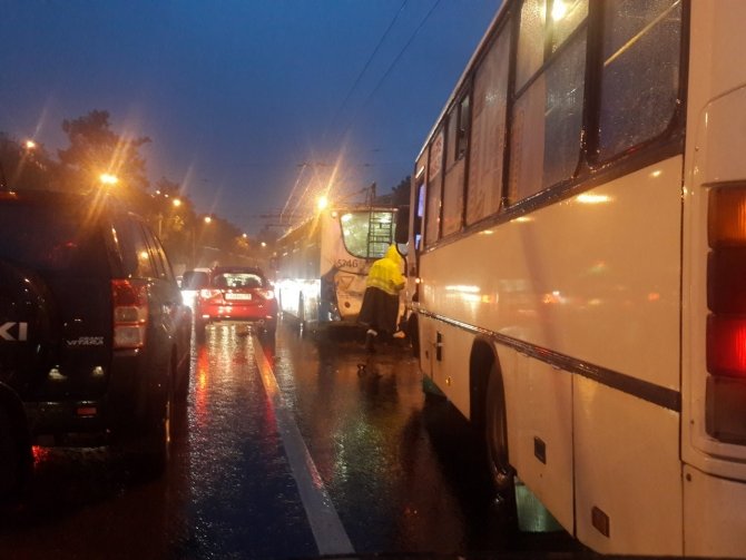В Петербурге столкнулись троллейбус и маршрутка пострадали четыре человека (3).jpg
