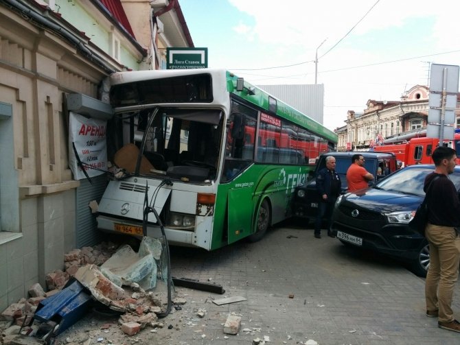 В Саратове автобус врезался в здание есть пострадавшие (2).jpg