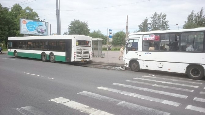 При столкновении автобуса и маршрутки в Петербурге пострадали семь человек (1).jpg