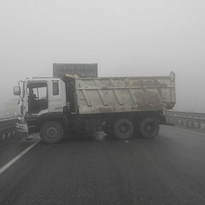 Во Владивостоке из-за тумана на трассе столкнулись более 40 машин (4).jpg