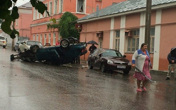 В Ельце после тройного ДТП перевернулся автомобиль (1).jpg