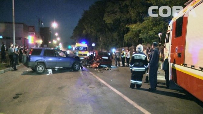 В Екатеринбурге при столкновении трех автомобилей погиб человек (4).jpg