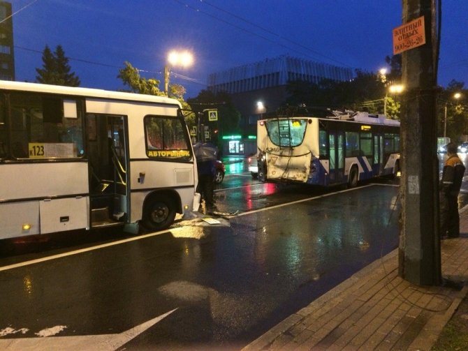 В Петербурге столкнулись троллейбус и маршрутка пострадали четыре человека (5).jpg