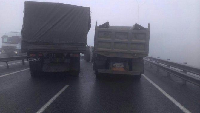 Во Владивостоке из-за тумана на трассе столкнулись более 40 машин (9).jpg