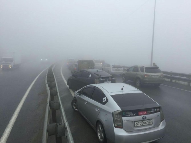 Во Владивостоке из-за тумана на трассе столкнулись более 40 машин (7).jpg