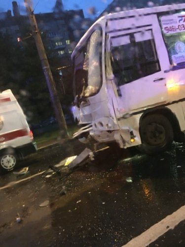 В Петербурге столкнулись троллейбус и маршрутка пострадали четыре человека (1).jpg