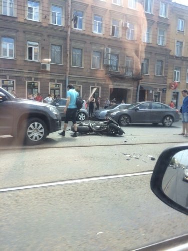 В Петербурге на Троицком байкер попал под машину (2).jpg