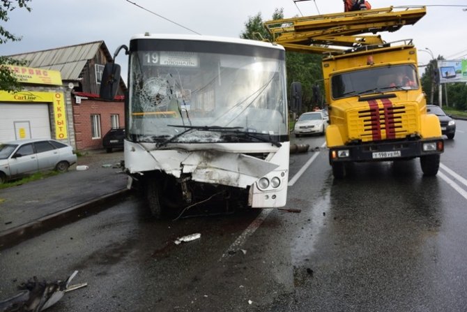 В Екатеринбурге при столкновении Audi и маршрутки пострадали четыре человека (4).jpg