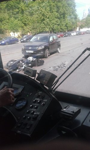 В Петербурге на Троицком байкер попал под машину (6).jpg