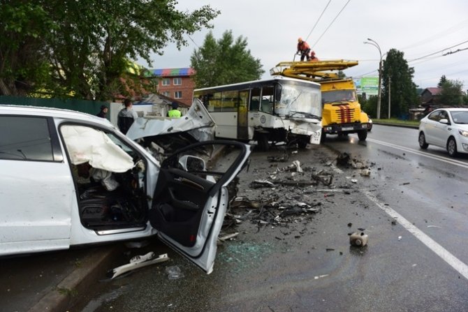 В Екатеринбурге при столкновении Audi и маршрутки пострадали четыре человека (7).jpg