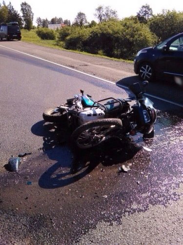 В Гатчинском районе Ленобласти в ДТП погиб мотоциклист (2).jpg