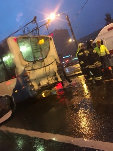 В Петербурге столкнулись троллейбус и маршрутка пострадали четыре человека (2).jpg