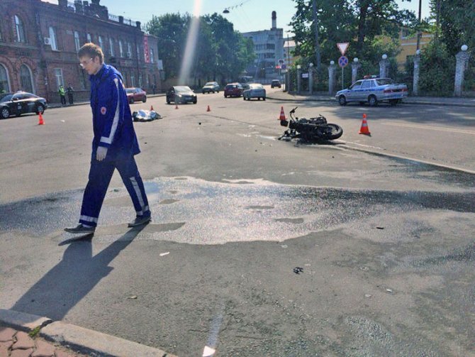 В Петербурге погиб мотоциклист, врезавшись в экскурсионный автобус (5).jpg