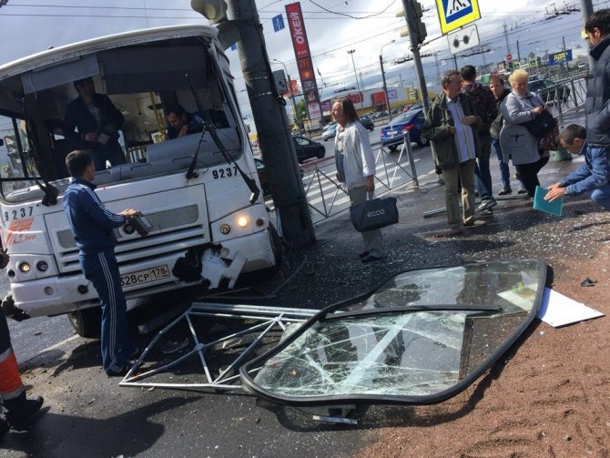 На Типанова в Петербурге в ДТП попала маршрутка с пассажирами (1).jpg