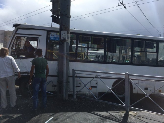 На Типанова в Петербурге в ДТП попала маршрутка с пассажирами (2).jpg