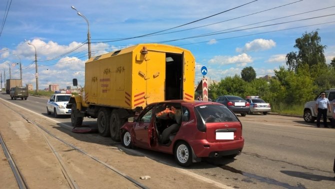 Водитель автомобиля Lada Kalina насмерть сбил рабочего ИжГЭТ в Ижевске (4).jpg