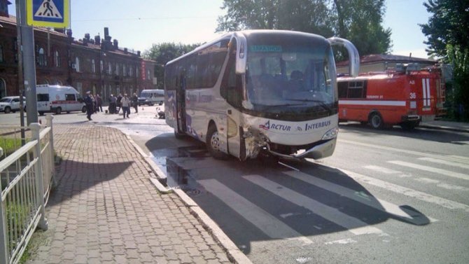 В Петербурге погиб мотоциклист, врезавшись в экскурсионный автобус (2).jpg