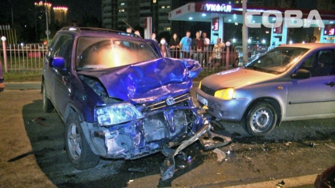 В Екатеринбурге при столкновении трех автомобилей погиб человек (5).jpg