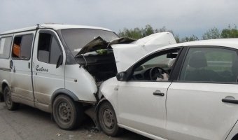 В Екатеринбурге водитель с двумя детьми в салоне уснул и врезался в «Газель»