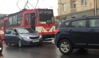 KIA CEED навалился левым бортом на трамвай на Светлановской площади.