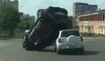 В Чите после ДТП один автомобиль оказался на крыше у другого