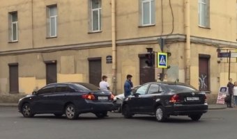 Volkswagen оторвал часть бампера у Toyota Corolla на улице Жуковского 